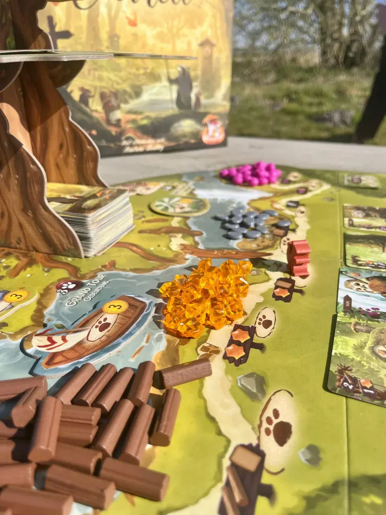 Everdell_004_Familiespel_Buiten_Bos_Dieren_White-Goblin-Games-scaled.webp