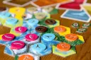 Cascadia_Familiespel_NSP_Sfeer_3_White-Goblin-Games-scaled.webp